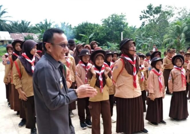 
					Wakil Bupati Nunukan, Hermanus saat monitoring sekolah dasar di Pulau Sebatik,