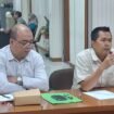 Ketua IDI Nunukan, dr.Soleh (memegang micropone) saat mengikuti RDP pemecatan dokter di Gedung DPRD Nunukan, Selasa (20/5/2025).