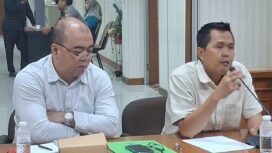 Ketua IDI Nunukan, dr.Soleh (memegang micropone) saat mengikuti RDP pemecatan dokter di Gedung DPRD Nunukan, Selasa (20/5/2025).
