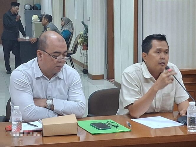 
					Ketua IDI Nunukan, dr.Soleh (memegang micropone) saat mengikuti RDP pemecatan dokter di Gedung DPRD Nunukan, Selasa (20/5/2025).