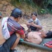 Gambaran kondisi perbatasan RI - Malaysia. Orang sakit ditandu melewati hutan, mendaki bukit belasan kilometer demi dibawa ke faskes.