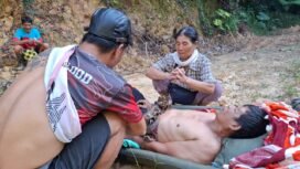 Gambaran kondisi perbatasan RI - Malaysia. Orang sakit ditandu melewati hutan, mendaki bukit belasan kilometer demi dibawa ke faskes.
