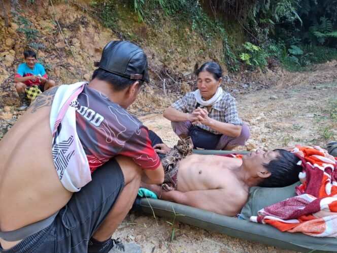 
					Gambaran kondisi perbatasan RI - Malaysia. Orang sakit ditandu melewati hutan, mendaki bukit belasan kilometer demi dibawa ke faskes.