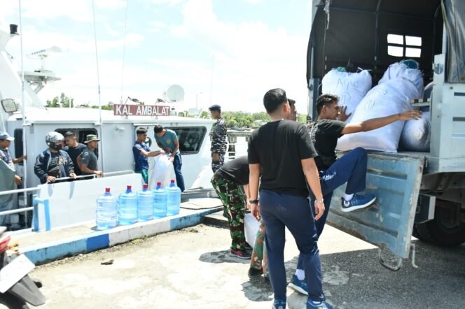 
					SFQR LANAL Nunukan mengamankan 14 karung ballpres asal Malaysia. 4 terduga pelaku diamankan. Ballpress akan dibawa ke Tanjung Selor.