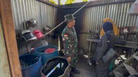 Dandim 0911/NNK Letkol Inf Albert Frantesca Hutagalung meninjau rumah seng milik eks TKI Malaysia yang menjadi sasaran bedah rumah TMMD 124 Wiltas 2025.