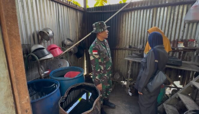 
					Dandim 0911/NNK Letkol Inf Albert Frantesca Hutagalung meninjau rumah seng milik eks TKI Malaysia yang menjadi sasaran bedah rumah TMMD 124 Wiltas 2025.