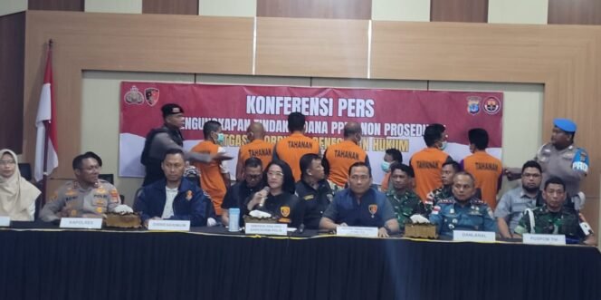 
					Pers rilis Satgas TPPO Bareskrim Polri di Mapolres Nunukan. Satgas TPPO mengamankan 82 CPMI ilegal dan 7 tersangka pada operasi yang dilakukan 5 - 6 Mei 2025, di pelabuhan Tunon Taka, Nunukan,