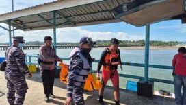 Tim SAR mengevakuasi jasad Jusmianto, nelayan asal Sebatik yang dilaporkan hilang saat menjala ikan di Pulau Bunyu, Bulungan, Kamis (29/5/2025).