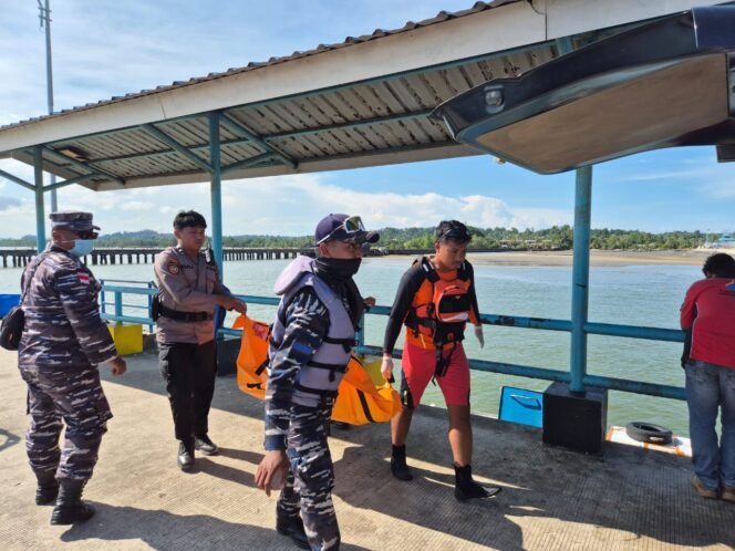 
					Tim SAR mengevakuasi jasad Jusmianto, nelayan asal Sebatik yang dilaporkan hilang saat menjala ikan di Pulau Bunyu, Bulungan, Kamis (29/5/2025).