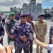 Danlanal Nunukan, Letkol Laut (P) Primayantha Maulana Malik saat melayani wawancara wartawan diatas geladak KRI Frans Kaisiepo,