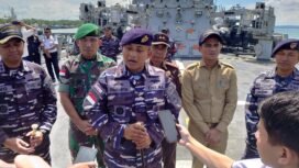 Danlanal Nunukan, Letkol Laut (P) Primayantha Maulana Malik saat melayani wawancara wartawan diatas geladak KRI Frans Kaisiepo,