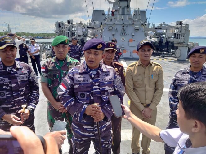 
					Danlanal Nunukan, Letkol Laut (P) Primayantha Maulana Malik saat melayani wawancara wartawan diatas geladak KRI Frans Kaisiepo,