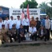 Rombongan BNPP mengabadikan momen kunjungan ke Kaltara dengan berfoto bersama di patok batas RI - Malaysia, di Aji Kuning, Pulau Sebatik,