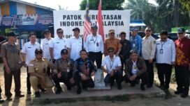 Rombongan BNPP mengabadikan momen kunjungan ke Kaltara dengan berfoto bersama di patok batas RI - Malaysia, di Aji Kuning, Pulau Sebatik,