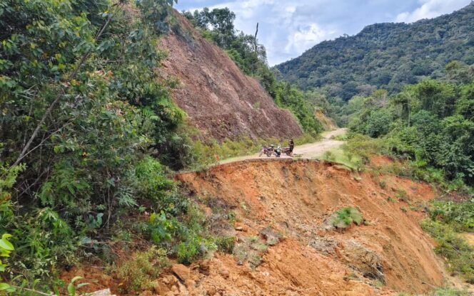 
					Longsor di Jalan Lingkar Krayan. Musibah ini membuat akses 5 Desa di Krayan Tengah lumpuh total.