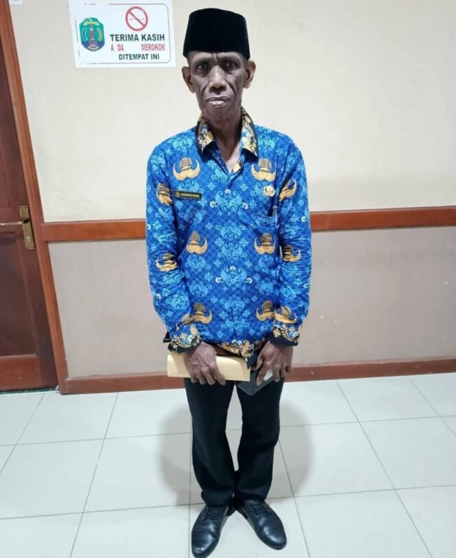 
					Muhammad Syahril (56), petugas Damkar Nunukan yang diangkat menjadi PPPK setelah 20 tahun mengabdi sebagai honorer,