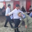 Petugas keamanan di BKPSDM Nunukan memeriksa tubuh salah satu peserta tes PPPK sebelum masuk ruang ujian,
