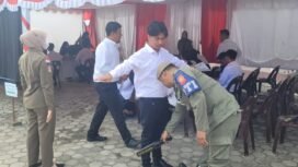 Petugas keamanan di BKPSDM Nunukan memeriksa tubuh salah satu peserta tes PPPK sebelum masuk ruang ujian,