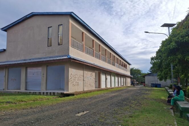 
					Ruko Pujasera yang diperuntukkan bagi pedagang pasar malam yang berjualan di pinggir jalan, kini mangkrak tak terurus,