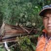 Petugas BPBD di Krayan, memperlihatkan puing puing rumah yang sempat hanyut diterjang banjir pada 17 Mei 2025 lalu.