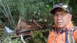 Petugas BPBD di Krayan, memperlihatkan puing puing rumah yang sempat hanyut diterjang banjir pada 17 Mei 2025 lalu.