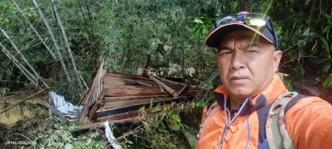 
					Petugas BPBD di Krayan, memperlihatkan puing puing rumah yang sempat hanyut diterjang banjir pada 17 Mei 2025 lalu.