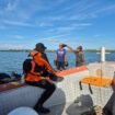 Petugas SAR melakukan pencarian terhadap Jusmianto, warga Pulau Sebatik yang hilang saat melaut di Peraidan Bunyu, Bulungan, Kamis (30/5/2025).