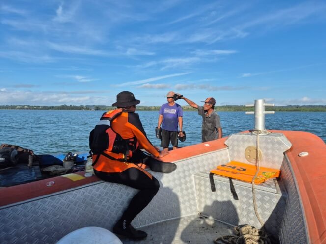 
					Petugas SAR melakukan pencarian terhadap Jusmianto, warga Pulau Sebatik yang hilang saat melaut di Peraidan Bunyu, Bulungan, Kamis (30/5/2025).