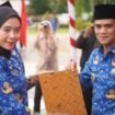 Bupati Nunukan, Irwan Sabri menyerahkan SK PPPK kepada salah satu pegawai, dalam pelantikan dan penyerahan SK 934 ASN dan PPPK di halaman Kantor Bupati Nunukan, Sabtu (24/5/2025).