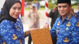 Bupati Nunukan, Irwan Sabri menyerahkan SK PPPK kepada salah satu pegawai, dalam pelantikan dan penyerahan SK 934 ASN dan PPPK di halaman Kantor Bupati Nunukan, Sabtu (24/5/2025).