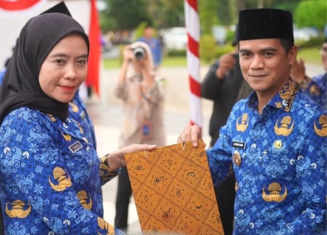 
					Bupati Nunukan, Irwan Sabri menyerahkan SK PPPK kepada salah satu pegawai, dalam pelantikan dan penyerahan SK 934 ASN dan PPPK di halaman Kantor Bupati Nunukan, Sabtu (24/5/2025).
