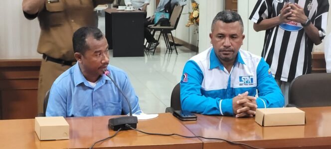 
					Perwakilan SPN PT KHL, Kornelis, menguraikan sejumlah tuntutan buruh dan tindakan represif perusahaan yang memecat 477 karyawan dan mengusir mereka dari barak saat aksi mogok kerja berlangsung,