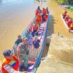 Warga Mansalong bersama aparat keamanan melakukan pencarian terhadap Fikri Haikal, bocah 11 tahun yang hanyut saat berenang di sungai, Minggu (25/5/2025).
