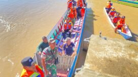 Warga Mansalong bersama aparat keamanan melakukan pencarian terhadap Fikri Haikal, bocah 11 tahun yang hanyut saat berenang di sungai, Minggu (25/5/2025).