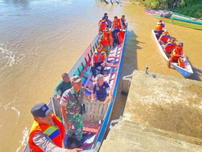 
					Warga Mansalong bersama aparat keamanan melakukan pencarian terhadap Fikri Haikal, bocah 11 tahun yang hanyut saat berenang di sungai, Minggu (25/5/2025).