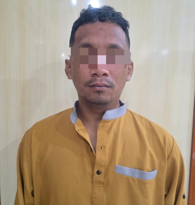 
					AR (29), kurir 200 gram sabu sabu asal Malaysia yang ditangkap Satreskoba Polres Nunukan, Selasa (20/5/2025).