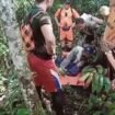 Warga Desa Wa'Yagung menandu Juehari Ruyen Tiki untuk survey jalur yang akan dibuka sebagai jalan alternatif Wa' Yagung menuju Desa Pa'Rayeh. Jalur sepanjang lebih 14 km tersebut, telah masuk Perda Tata Ruang 2024.