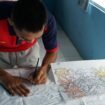 Salah satu WBP Lapas Nunukan sedang menggambar pola batik khas Nunukan, Lulantatibu. Batik Lulantatibu sudah mulai dikenal di mancanegara khususnya Malaysia,