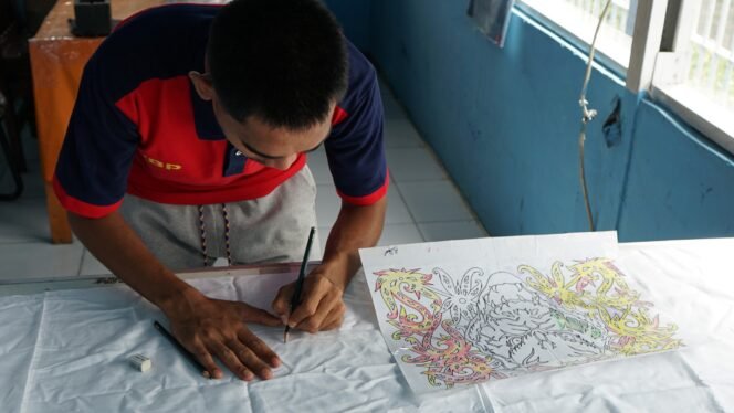 
					Salah satu WBP Lapas Nunukan sedang menggambar pola batik khas Nunukan, Lulantatibu. Batik Lulantatibu sudah mulai dikenal di mancanegara khususnya Malaysia,