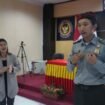 Winda Novitasari saat mengajarkan bahasa isyarat dalam kegiatan Immigrasi On Class,