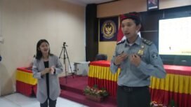 Winda Novitasari saat mengajarkan bahasa isyarat dalam kegiatan Immigrasi On Class,