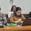 Dokter Yuanti Yunus Konda (perempuan di tengah), saat RDP di Gedung DPRD Nunukan, Selasa (20/5/2025). dr.Yuanti merupakan salah satu dari 4 dokter spesialis yang diberhentikan Pemda Nunukan.