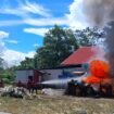 Aksi petugas Damkar Nunukan memadamkan kebakaran kios BBM dan Sembako di Tanjung Cantik, Binusan, Kamis (22/5/2025).