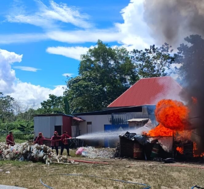 
					Aksi petugas Damkar Nunukan memadamkan kebakaran kios BBM dan Sembako di Tanjung Cantik, Binusan, Kamis (22/5/2025).