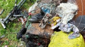Sejumlah barang barang yang terbakar dalam rumah M.Yusuf, ASN kantor Camat Sebuku, dikeluarkan petugas Damkar. Kebakaran diduga akibat lupa matikan setrika.