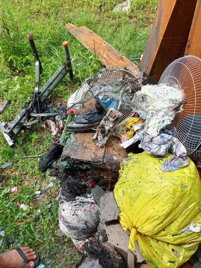 
					Sejumlah barang barang yang terbakar dalam rumah M.Yusuf, ASN kantor Camat Sebuku, dikeluarkan petugas Damkar. Kebakaran diduga akibat lupa matikan setrika.