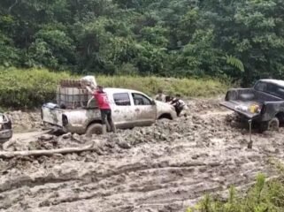 Sejumlah mobil double gardan terbenam lumpur di jalanan utama menuju Krayan Selatan. Harga Sembako melambung tinggi, spare part PLTD sulit terkirim.