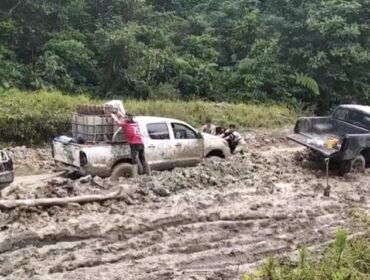 Sejumlah mobil double gardan terbenam lumpur di jalanan utama menuju Krayan Selatan. Harga Sembako melambung tinggi, spare part PLTD sulit terkirim.