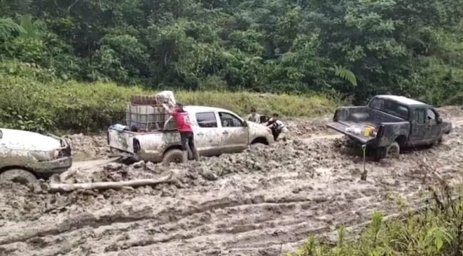 Sejumlah mobil double gardan terbenam lumpur di jalanan utama menuju Krayan Selatan. Harga Sembako melambung tinggi, spare part PLTD sulit terkirim.