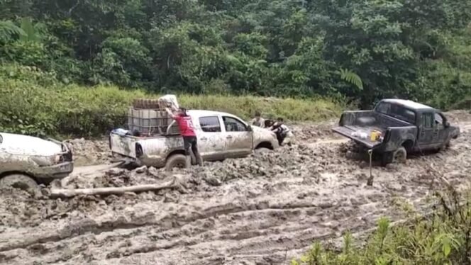 
					Sejumlah mobil double gardan terbenam lumpur di jalanan utama menuju Krayan Selatan. Harga Sembako melambung tinggi, spare part PLTD sulit terkirim,